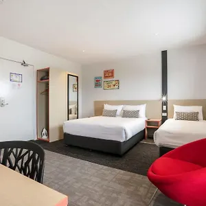 Hotel Nightcap At Camp Hill, Brisbane